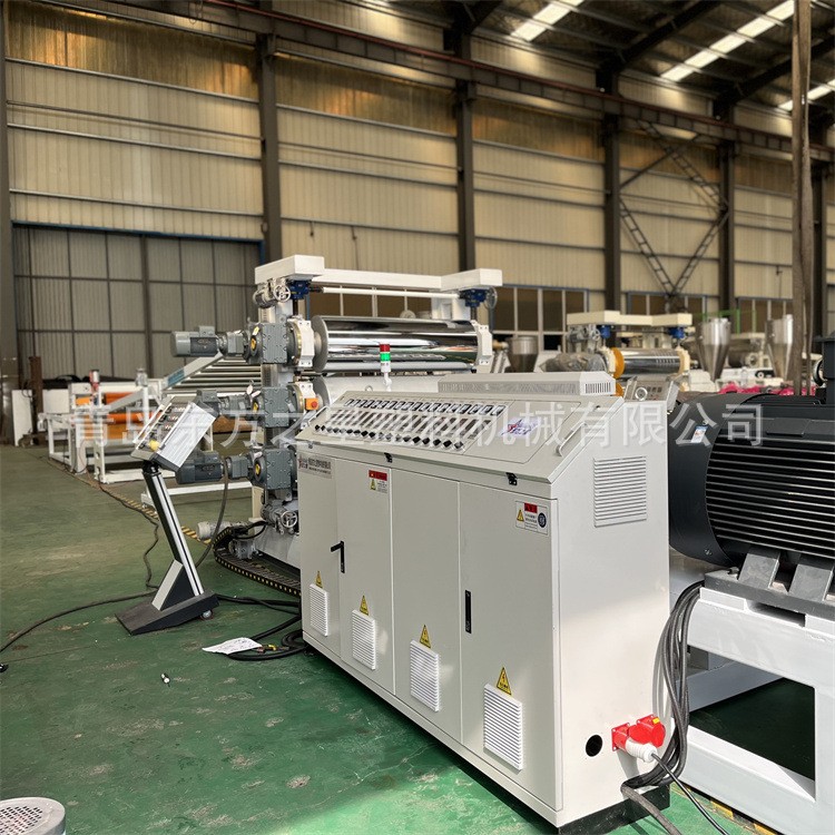 पशुपालन के लिए पीवीसी डायमंड पैटर्न प्लेट उत्पादन लाइन के लिए ग्राहक का दौरा