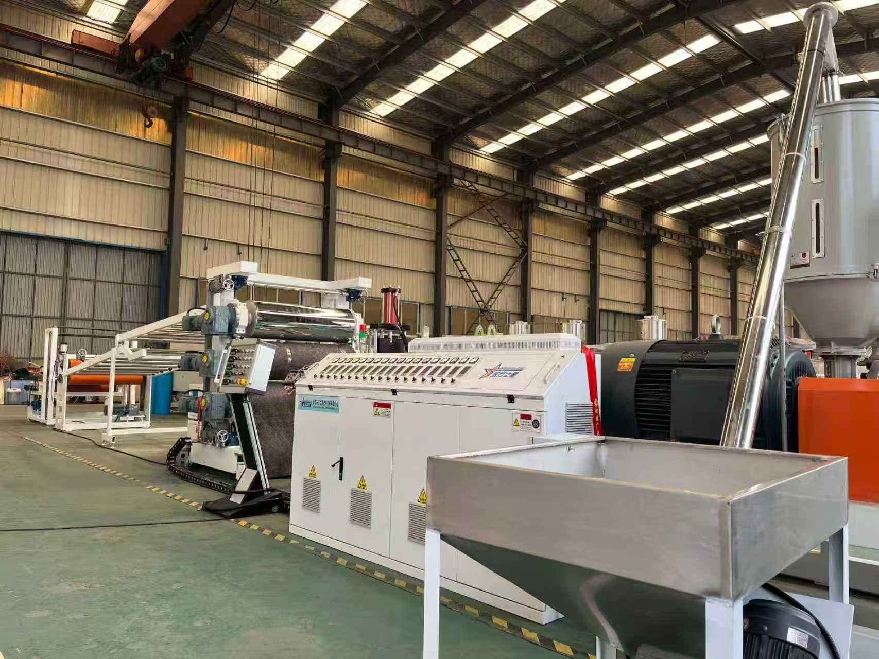 क़िंगदाओ ईस्टस्टार टीपीई/टीपीवी/टीपीयू/टीपीआर एंटी-स्लिप मैट उपकरण निरीक्षण के लिए ग्राहकों का स्वागत करता है