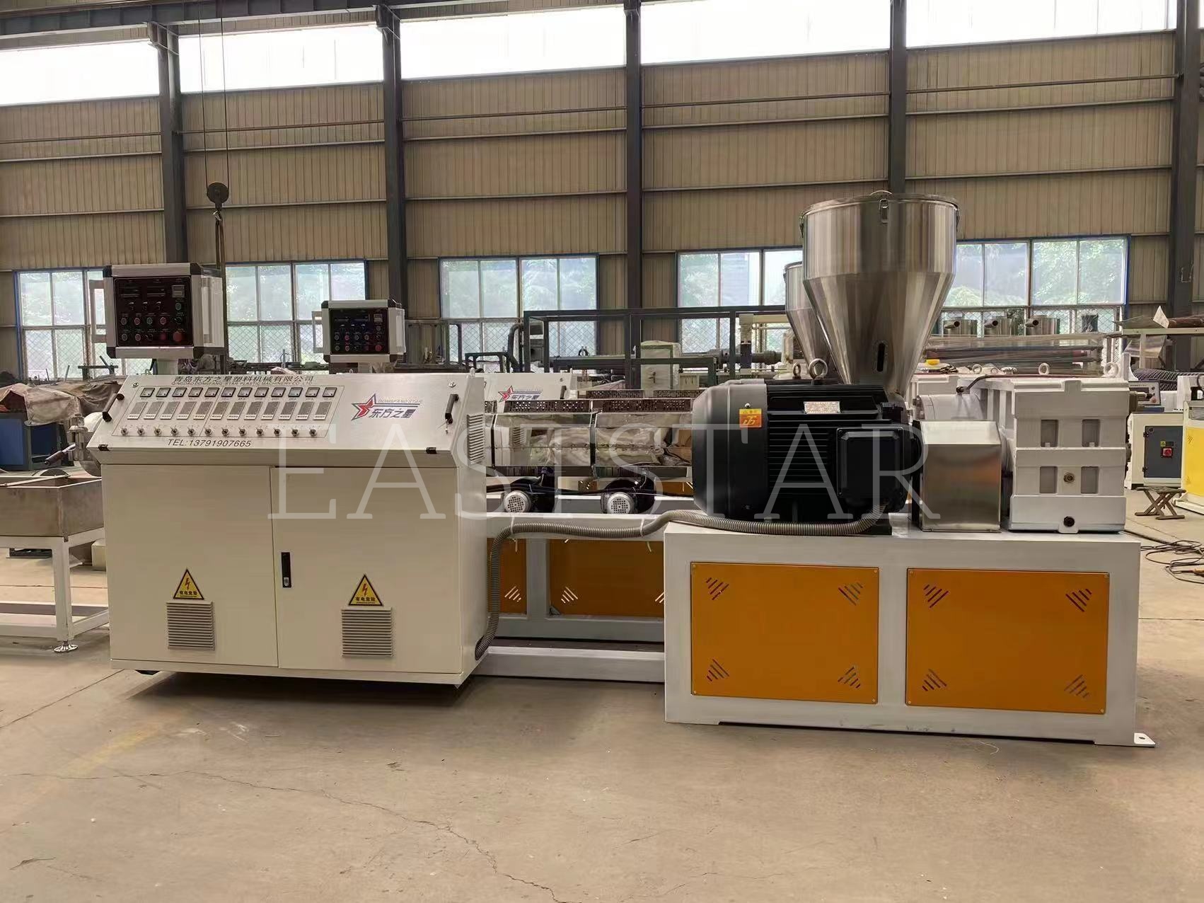 हमारी तकनीकी टीम हमारे अरब क्लाइंट के लिए TSSK65 पैरेलल ट्विन-स्क्रू ग्रेनुलेटर की सटीक असेंबली का संचालन कर रही है