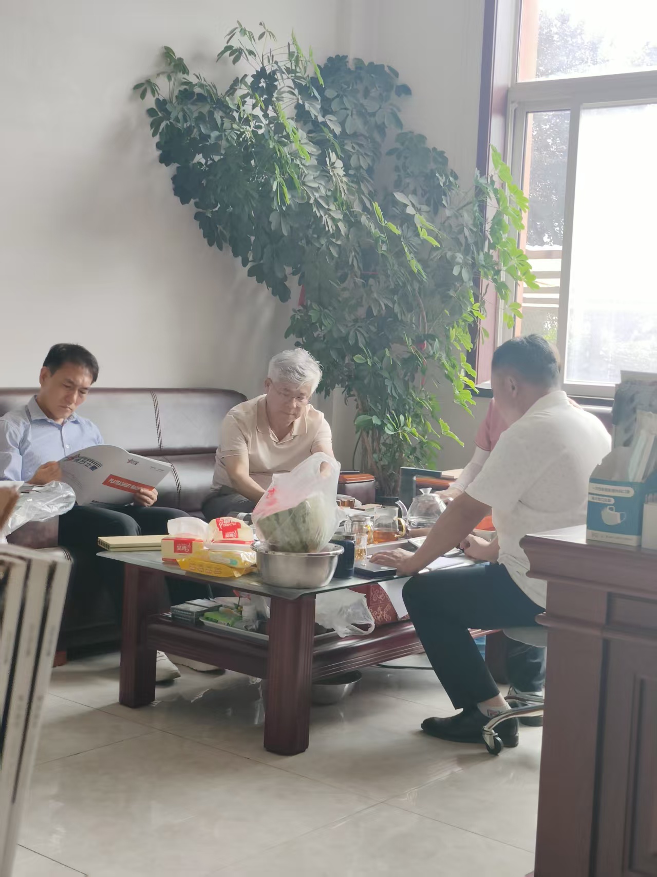 ​विदेशी बाज़ारों में अपनी उपस्थिति को गहरा करते हुए, एक दीर्घकालिक दक्षिण कोरियाई ग्राहक ने एक बार फिर हमारे पीवीसी फ़्लोरिंग उपकरण का निरीक्षण करने के लिए हमारी कंपनी का दौरा किया।